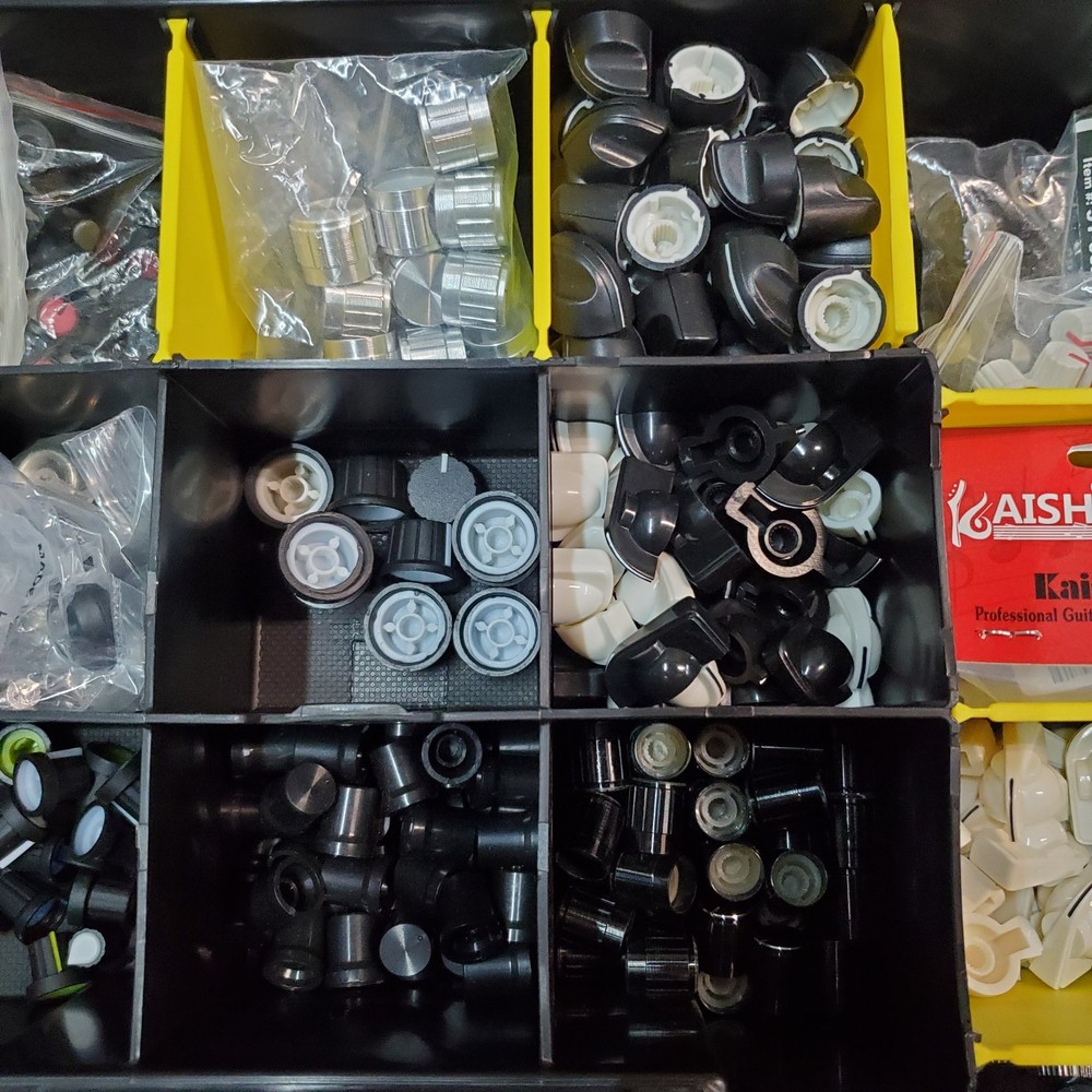 Assorted Stereo Knob Set