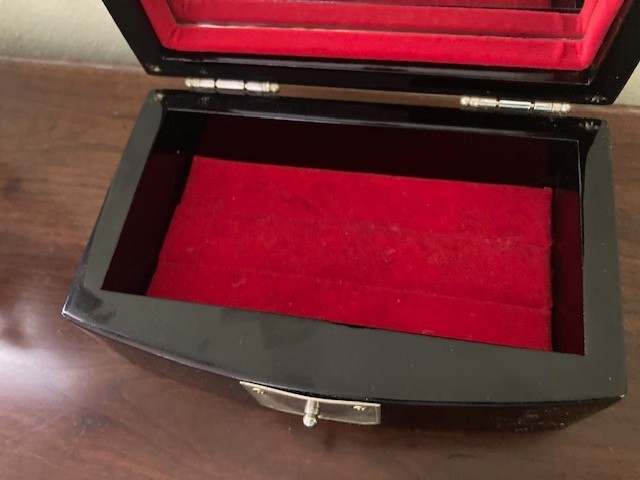 Vintage Korean Black Lacquered Mother of Pearll Jewelry Box 3.5'' X 6'' X 2''