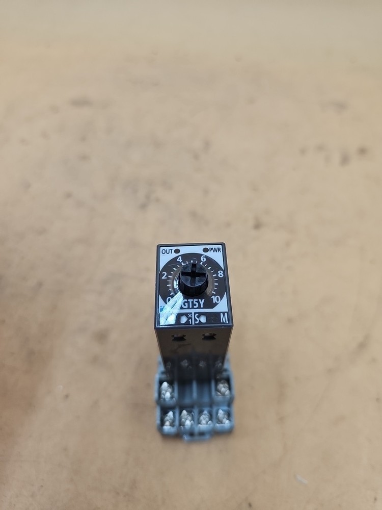 IDEC GT5Y-4SN 24VDC ELECTRONIC TIMER & SOCKET. SY4S-05