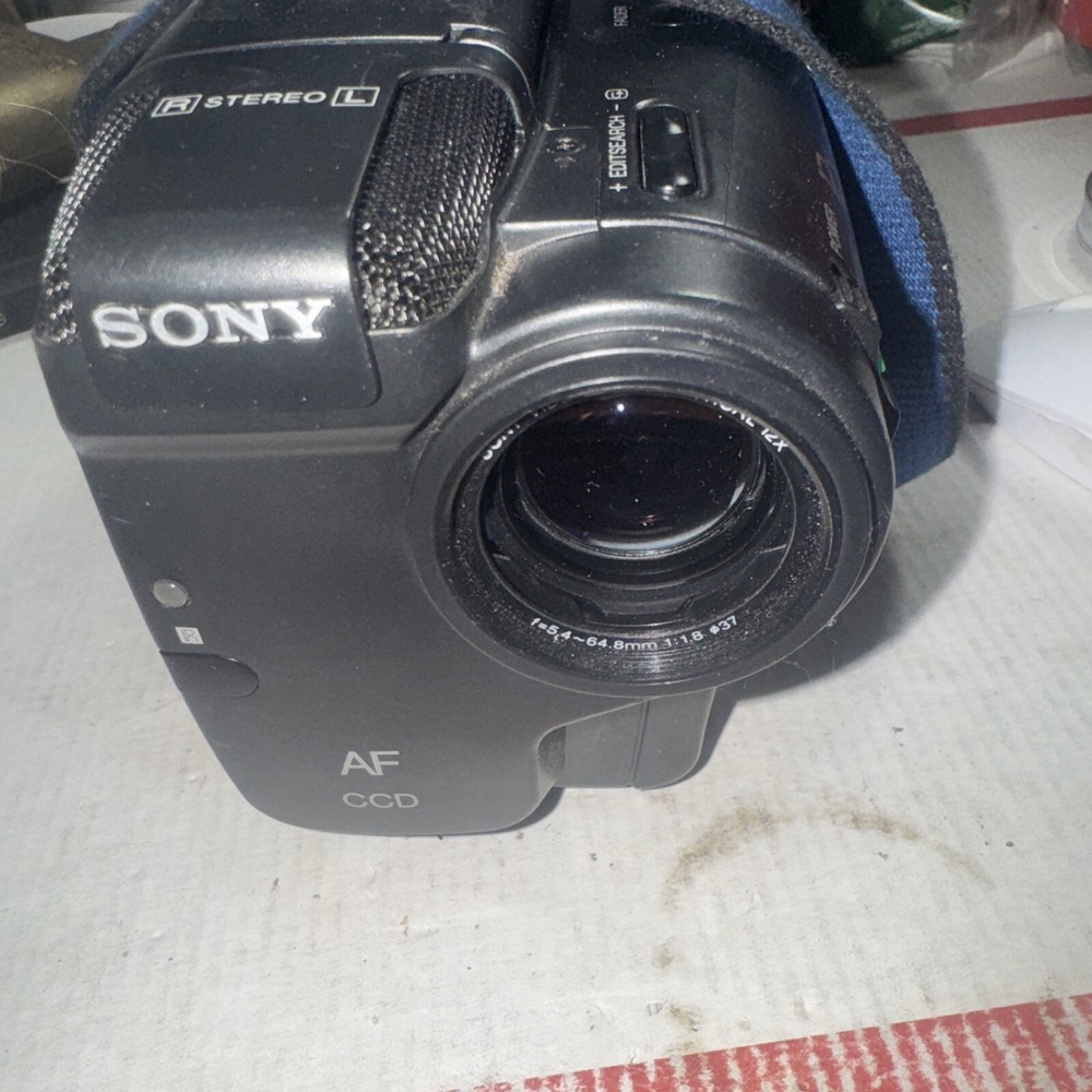 Sony CCD-TR80 Video Camera Recorder with Battery