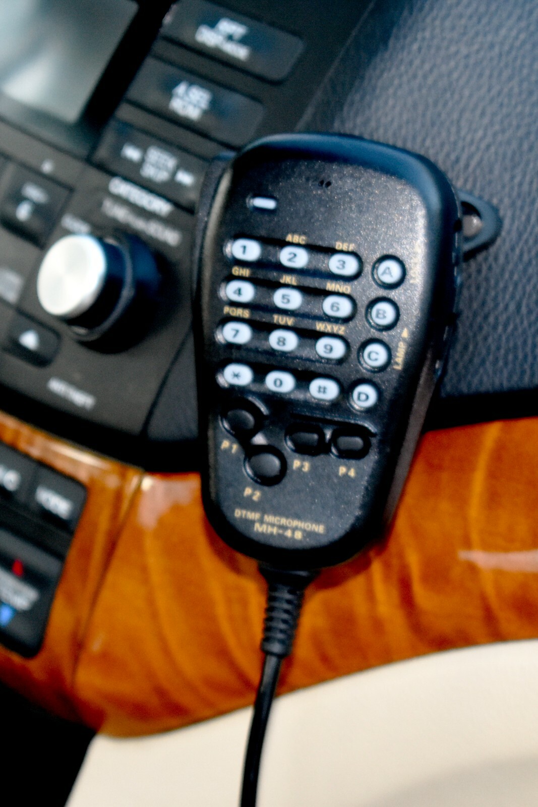 Vent Mount With Mic Holder For Yaesu FTM-500 FTM-300 FTM-400 FTM-6000 FT-891