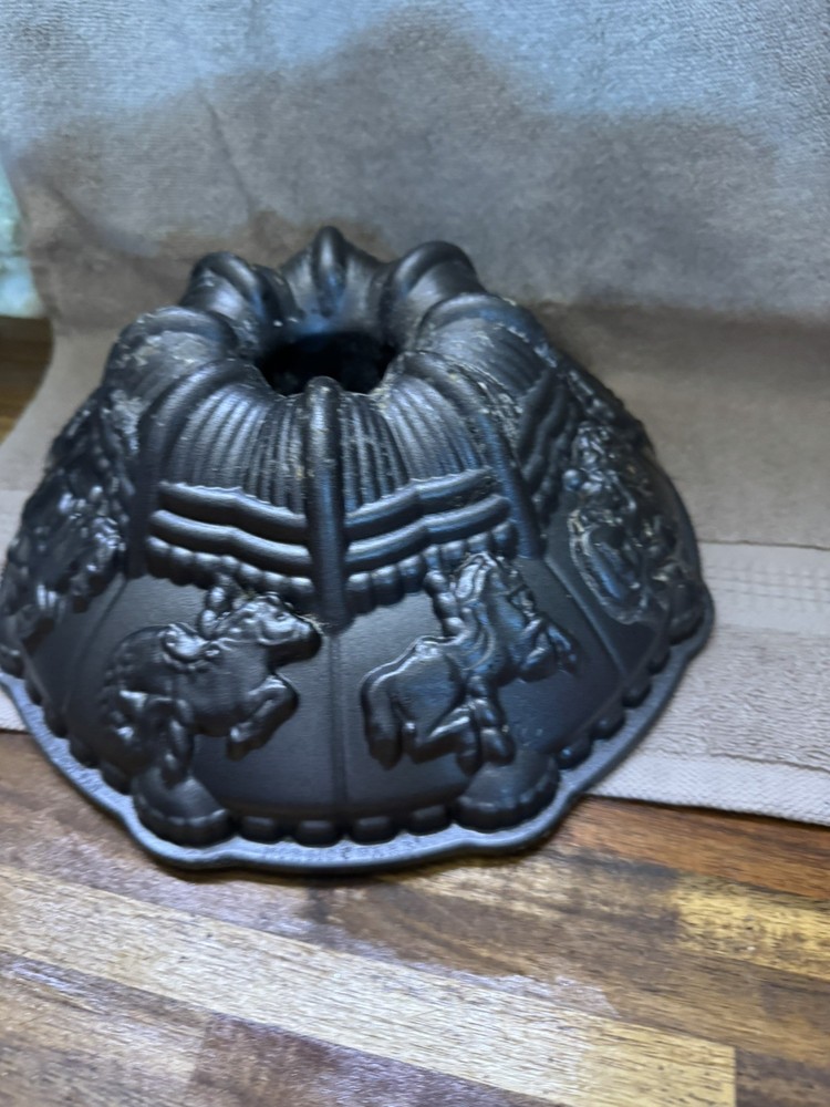 Nordic Ware Carosel cast iron cake pan
