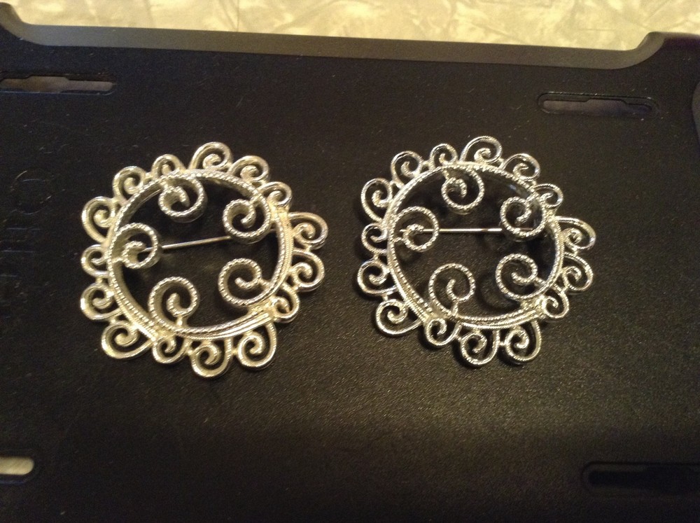 2 matching silver fashion pins