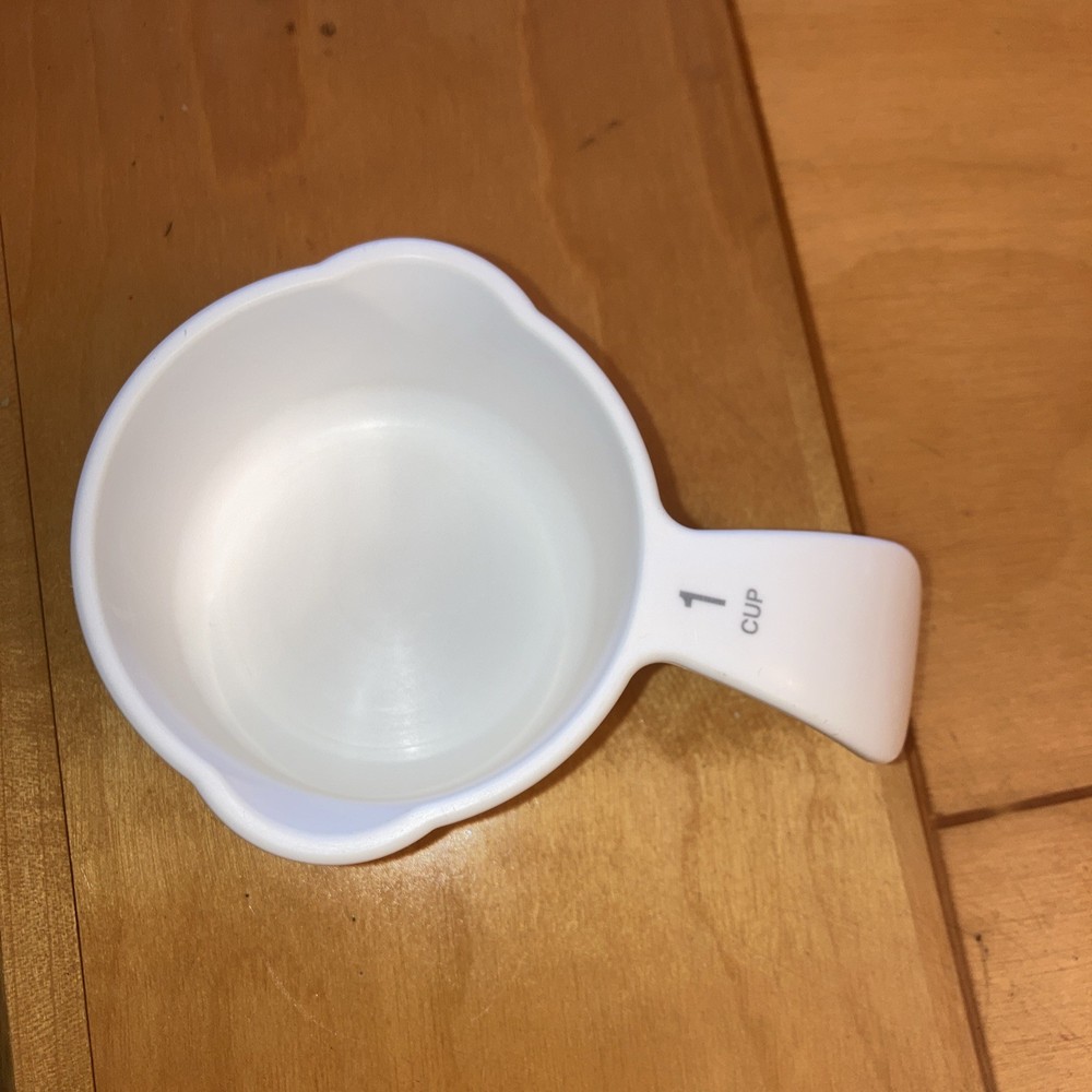 Set Lot 6 White Tupperware Measuring Cups Stackable Curved Handle Double Spouts