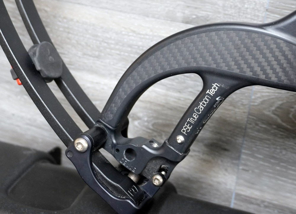 PSE Carbon Air compound bow w/Protective Case