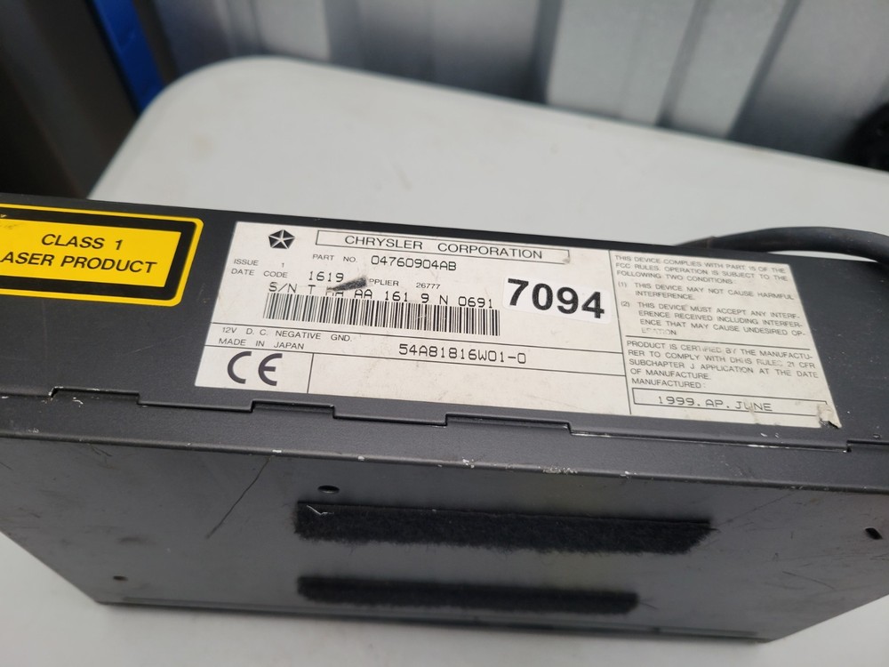 JEEP CD CHANGER 04760904AB - UNTESTED