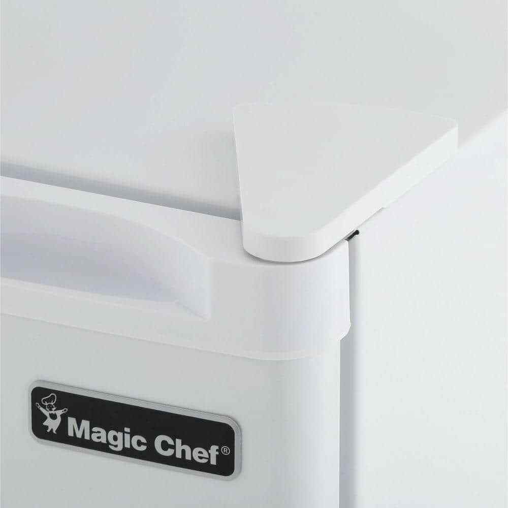 Magic Chef 2.6 cu. ft. Mini Fridge White Upfront Adjustable Thermostat Control