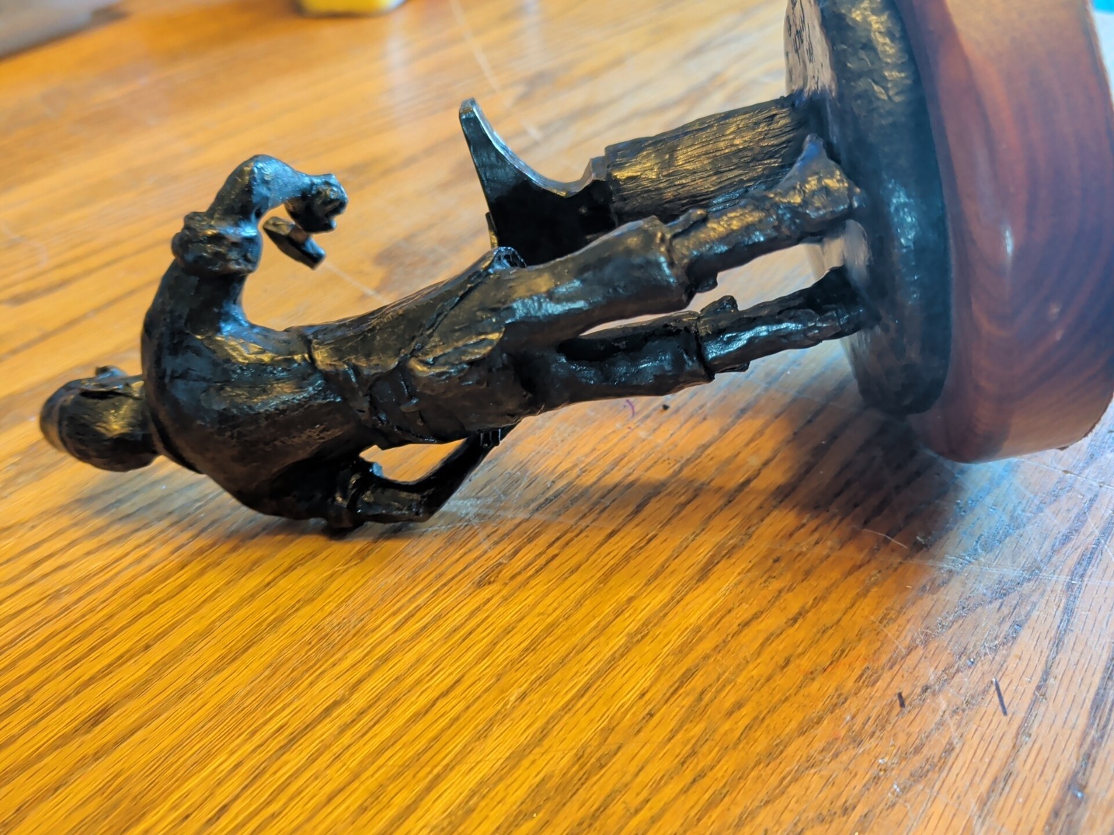 JOHN FRENCH HEAVY BRONZE METAL STATUE FIGURE BLACKSMITH HORSESHOE 1976 RARE VTG