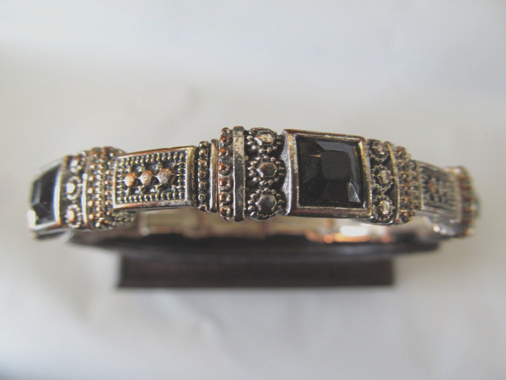 GOLD PLATED SIX PANEL BLACK BEAD DESIGNED STRETCH EXPANDABLE BANGLE BRACELET