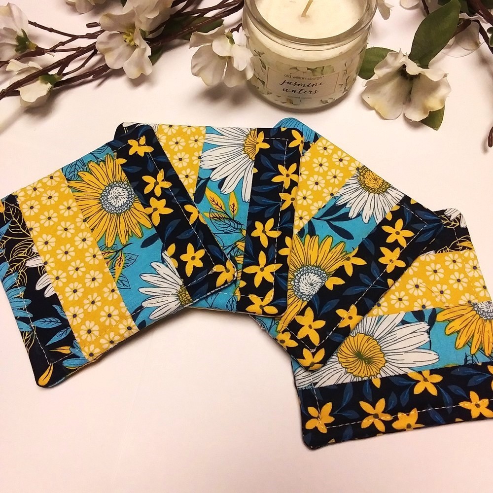 DARLING DAISIES 5pc Handmade Reversible Patchwork Coasters w/Holder & Button