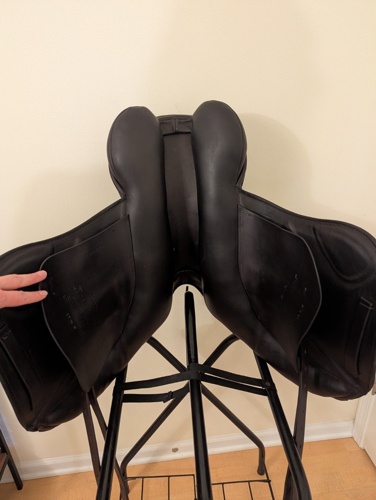 17.5" 2023 County Xcelerator Jump Saddle, N Tree - wool flocked