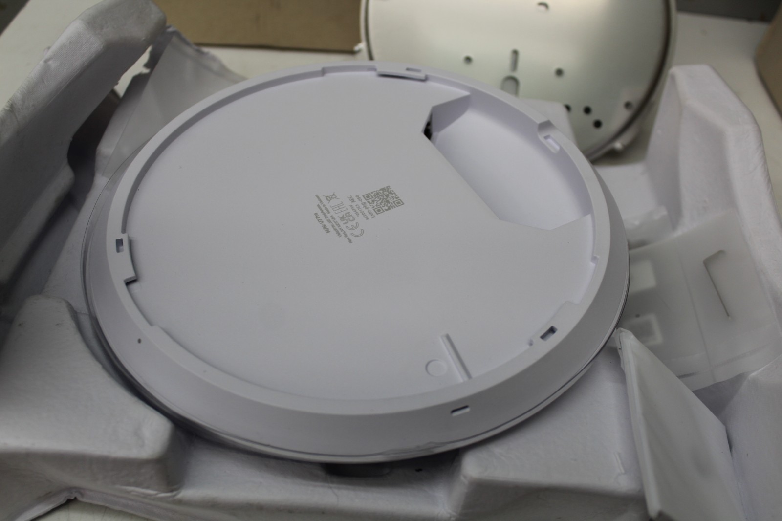 UBIQUITI U7-Pro-US U7 Pro Ceiling Mounted 6-Stream Wireless Access Point