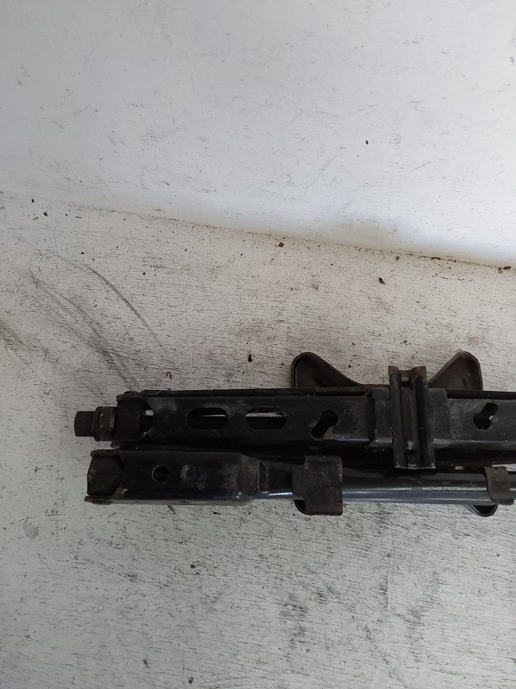 2002 BUICK RENDEZVOUS JACK (P4960)