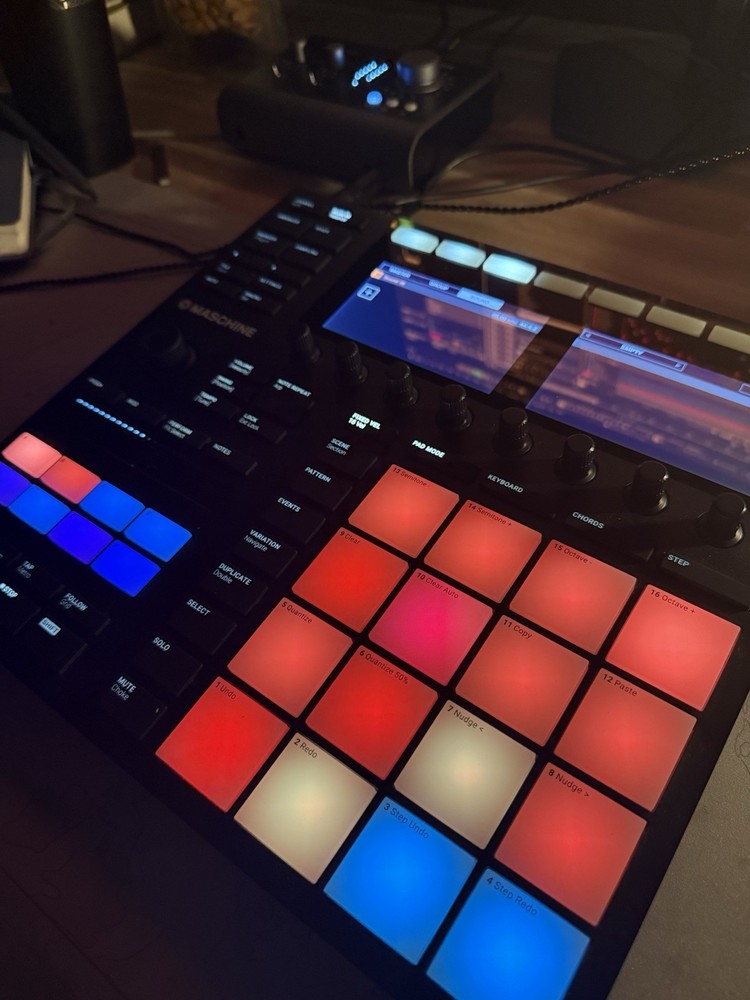 Native Instruments MASCHINE MK3 Sampler & Sequencer 16 Pad Triggers Black