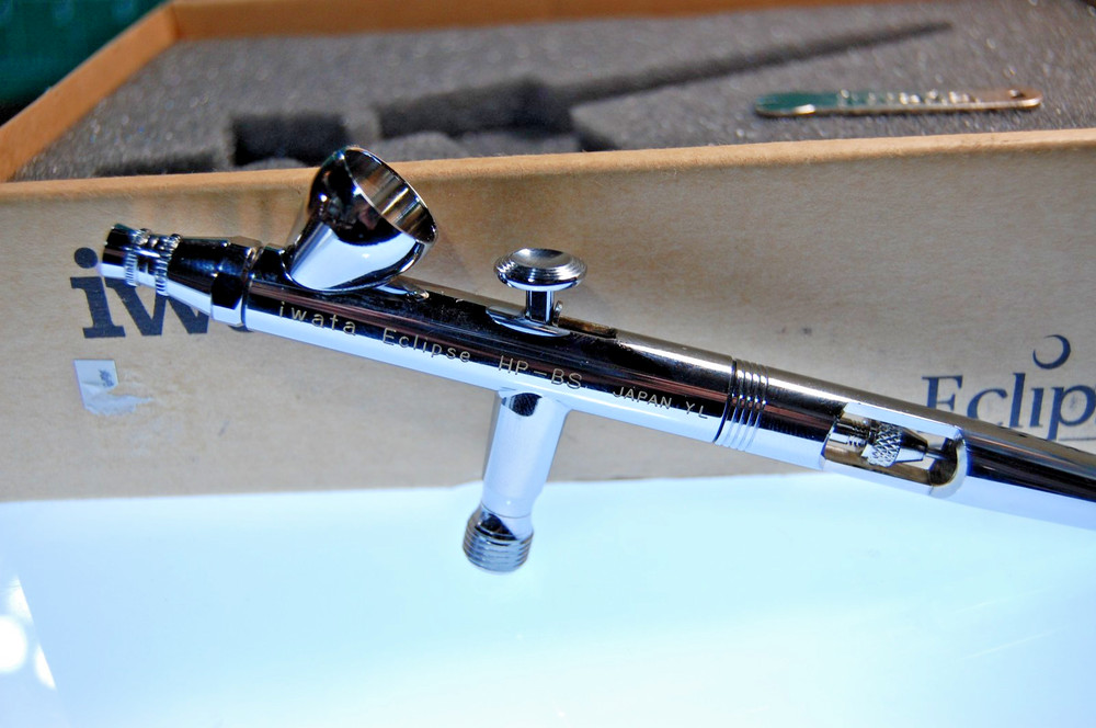 Iwata HP-BS Eclipse Airbrush - Small Gravity Feed + Air Hose - Silver