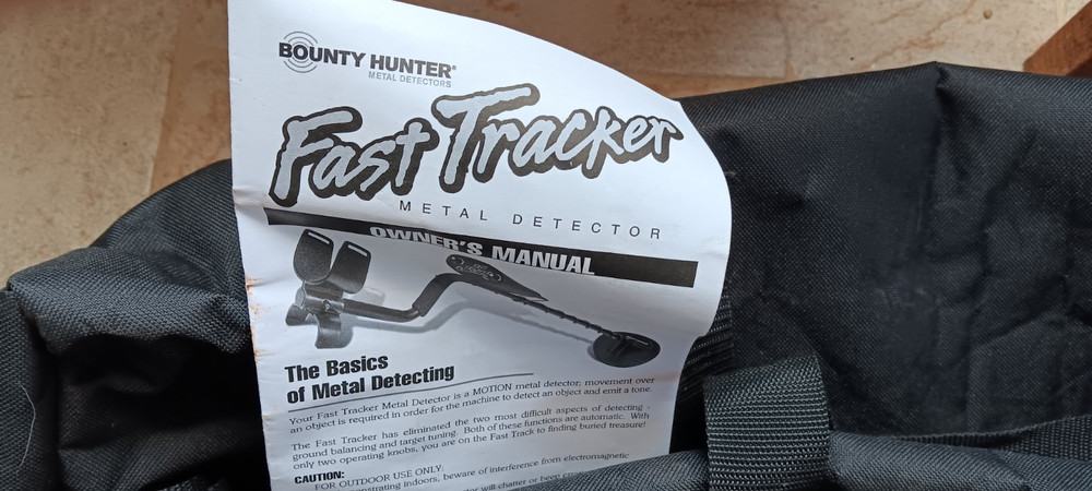 Bounty Hunter Fast Tracker Metal Detector With 2 Digging Tools and Carry Bag!