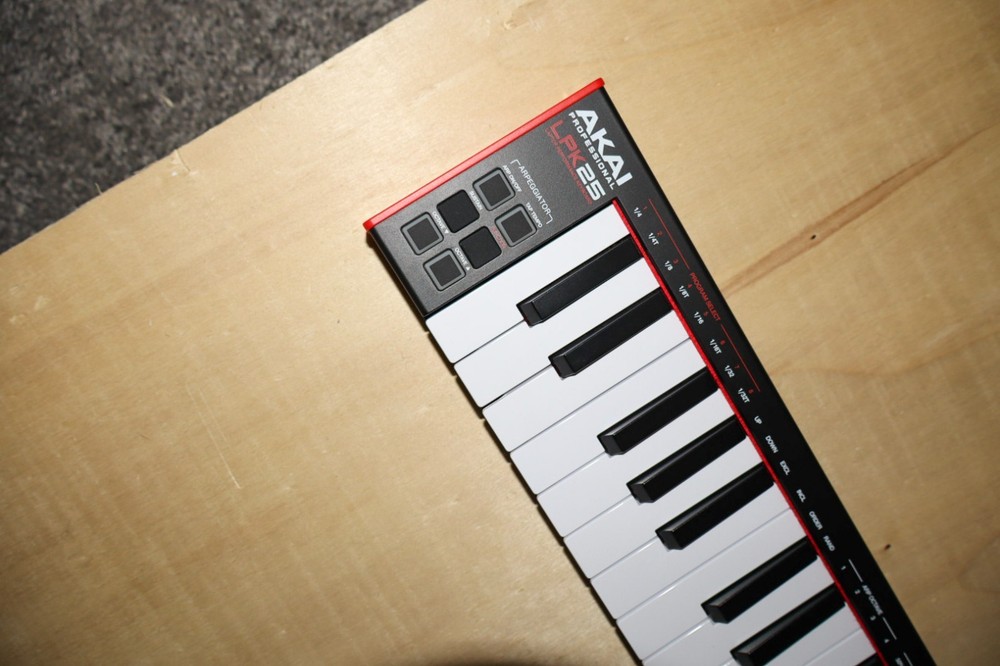 AKAI Professional LPK25 - USB MIDI Keyboard Controller with 25 Responsive Synth