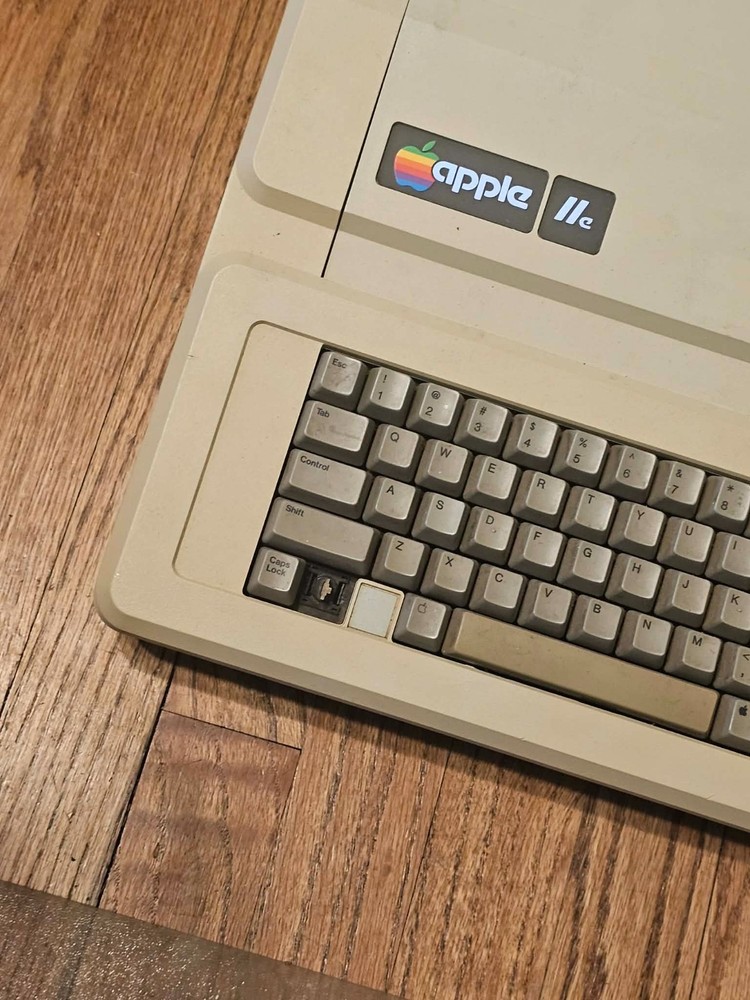 Vintage APPLE IIe A2S2064 Desktop Computer Clean - Tech Special Powers Beeps