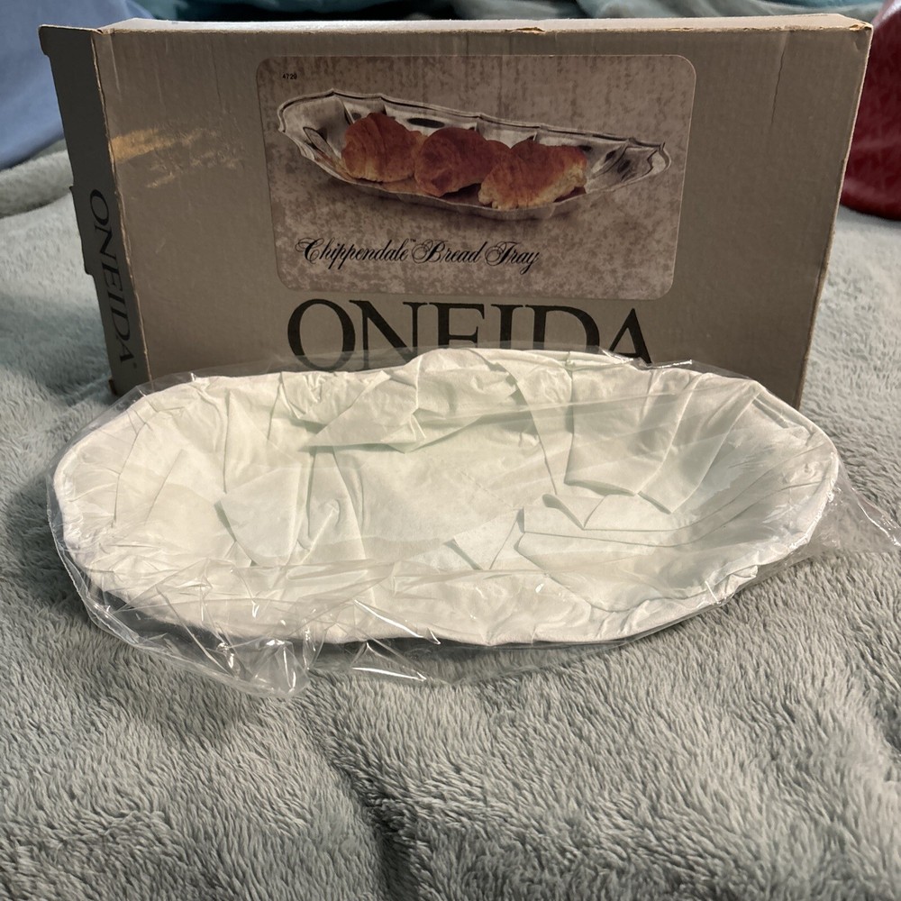 C-22 1987 ONEIDA CHIPPENDALE BREAD TRAY SILVERPLATE IN ORIGINAL BOX