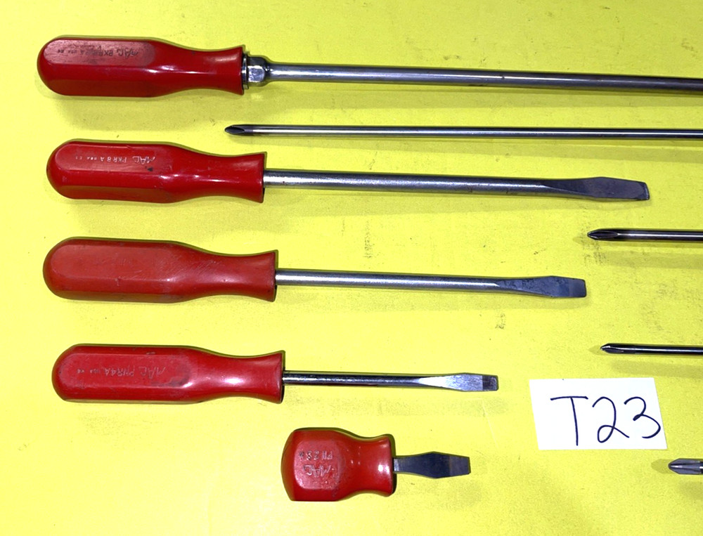 MAC TOOLS VINTAGE 9 PIECE ASSORTED RED HARD HANDLE SCREWDRIVER SET