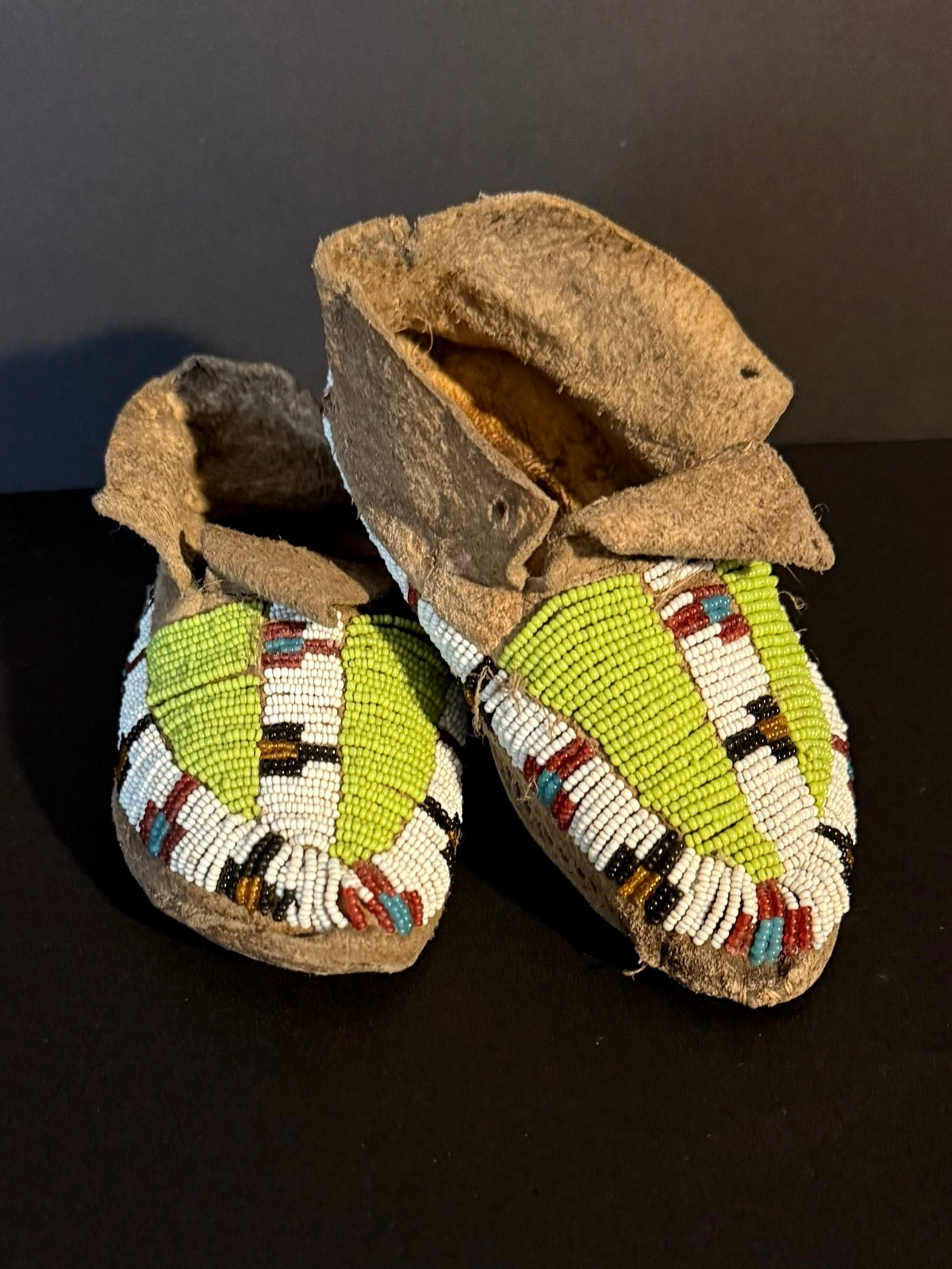 HISTORIC SIOUX PLAINS CHILD’S MOCCASINS,SINEW SEWN BEADED HIDE,C1900,EXCELLENT!