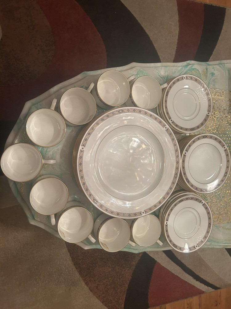 34 PCS. New Lineage Mortals Sinclair Bone China