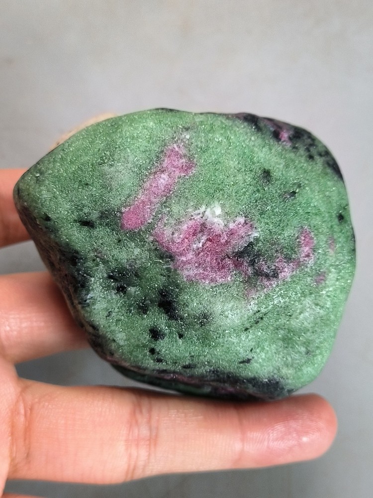 China Natural stone Ruby green handle piece