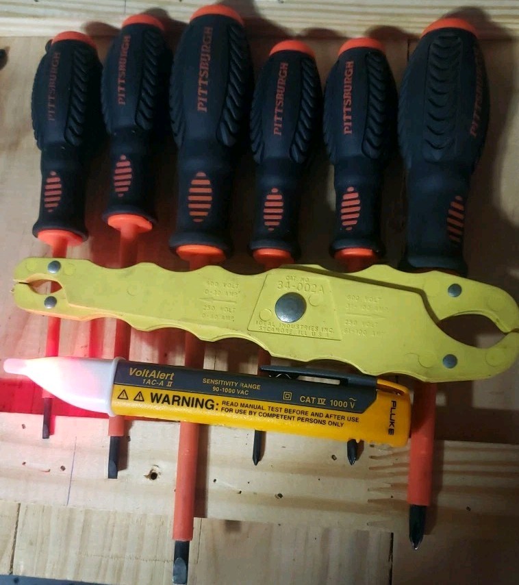 Electrician Lot - Insulated Screwdrivers - Fluke Volt Alert & Fuse Puller