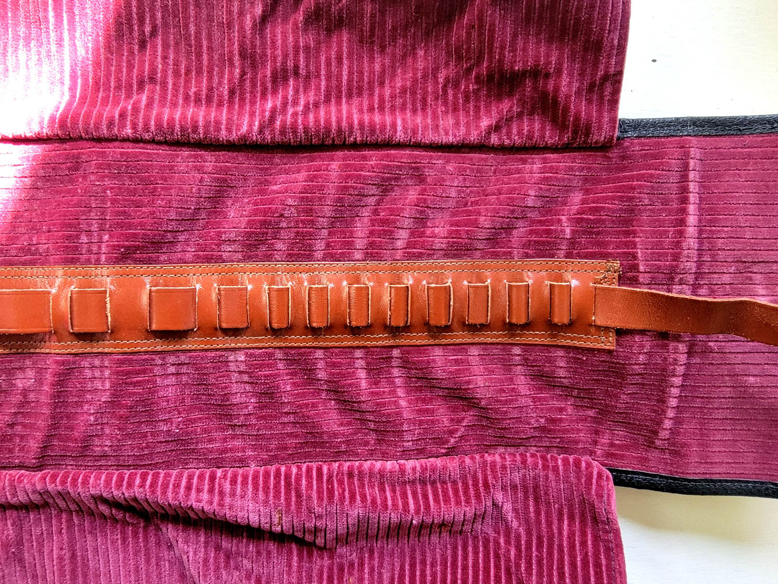 ANTIQUE 43 PC. SCALPEL & MEDICAL INSTRUMENTS KIT WITH VELVET-LINED ROLL-UP CASE