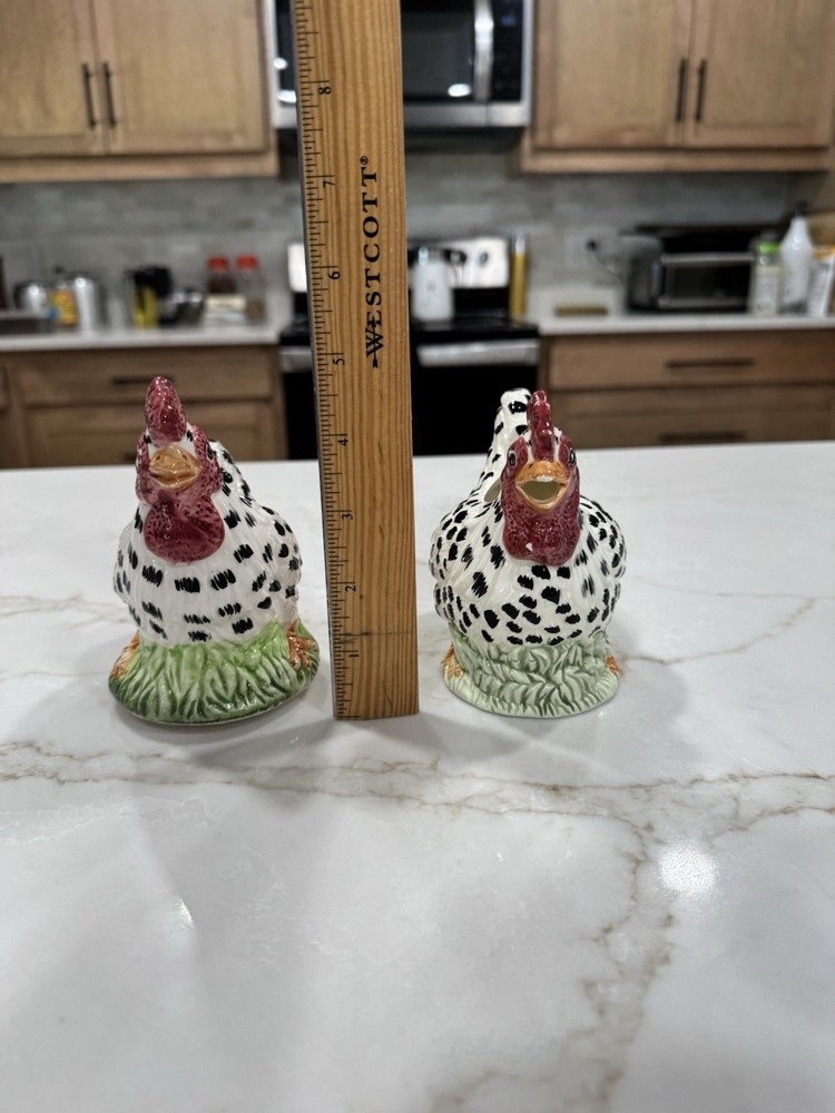 Set Up Two Spotted Chickens
