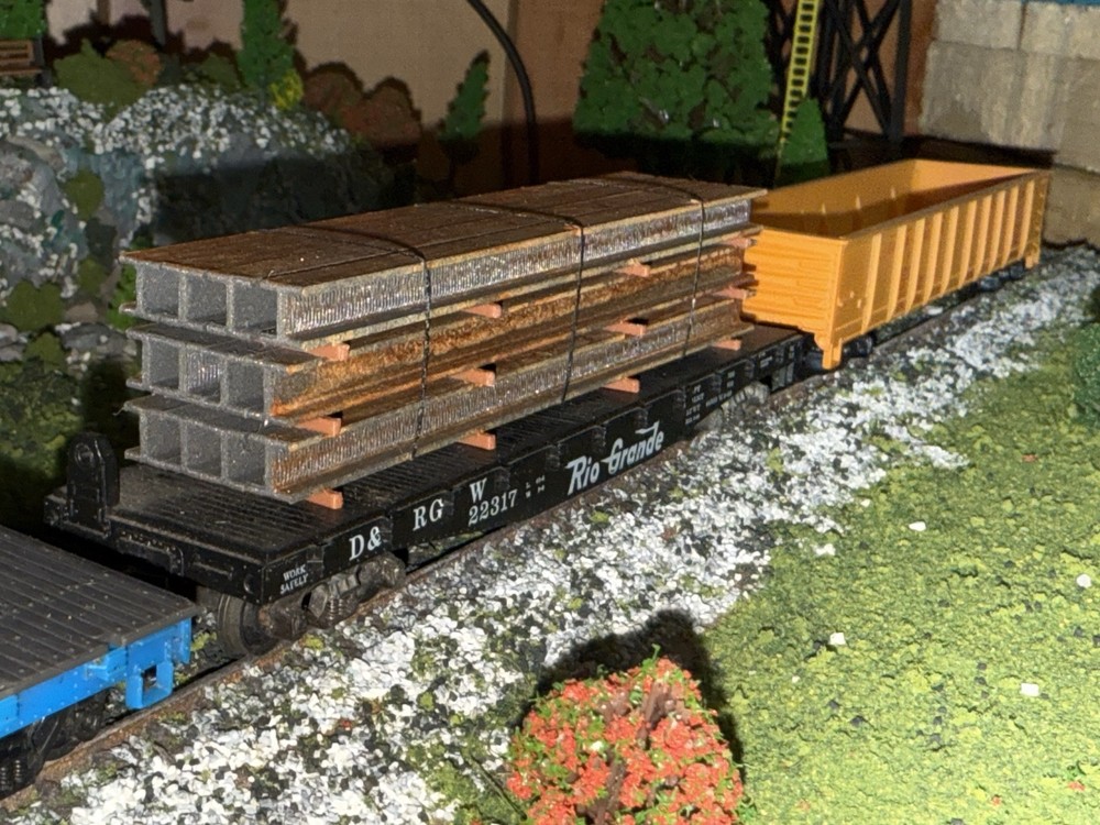 1:87 HO Scale Ibeam Rusty Load/Decor - Tall Stack W/ Blk Straps (4.5in)