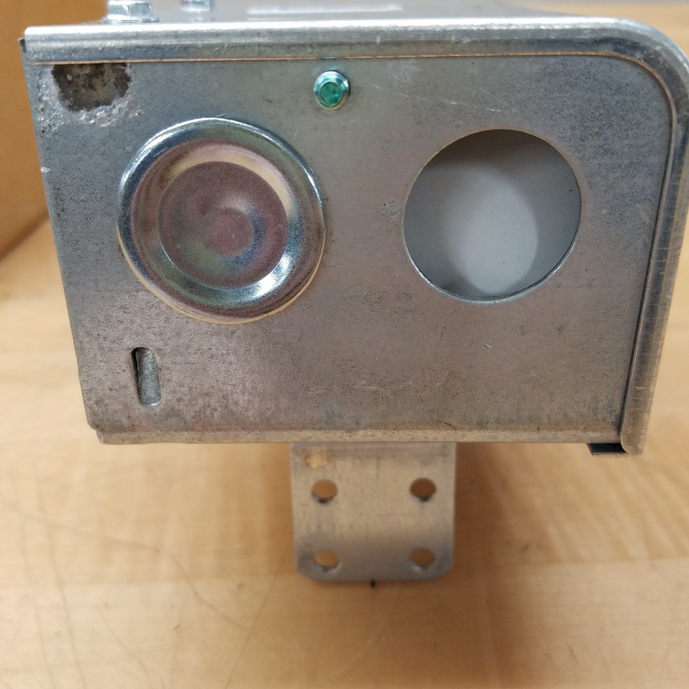Johnson Controls P10FC-4C, Low Pressure Control, Range 3/20 PSIG W/ Barb Fitting