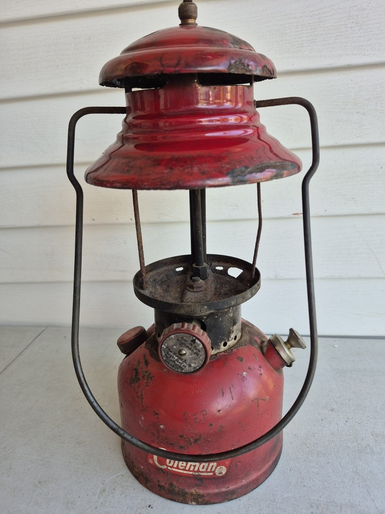 VINTAGE 1962 RED COLEMAN LANTERN MODEL 200A