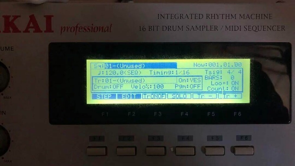 AKAI Sampling Machine MPC2000 MIDI Sampler working