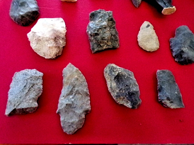 ARROWHEAD PIECES BROKEN / INCOMPLETE 20 PIECES