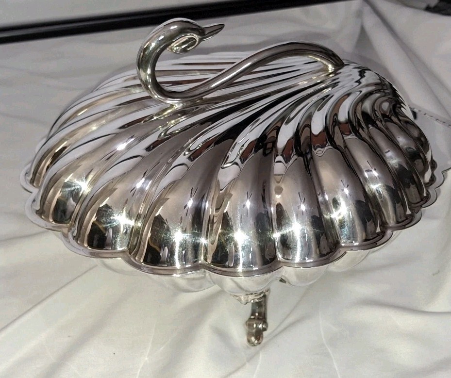 Leonard Regency Style Silver Plated Clam Shell Hinged Warmer with Swan Handle.