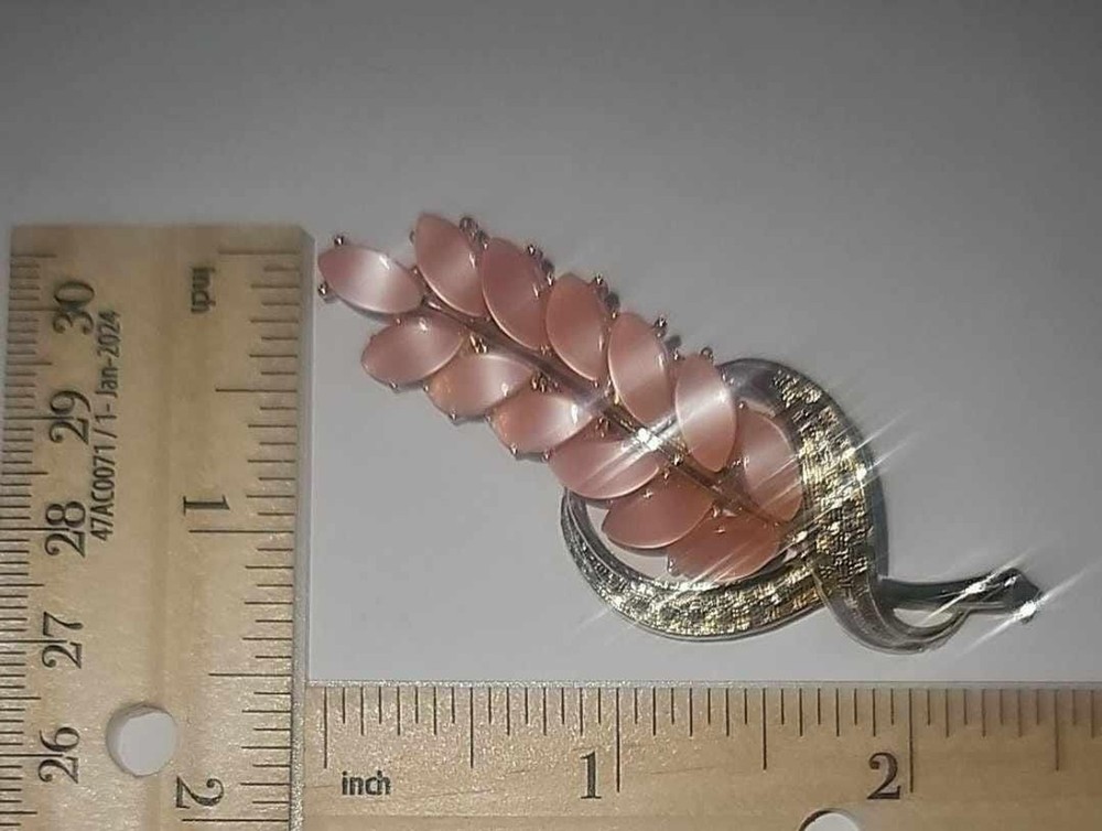 Unsigned brooch pink stones 0158