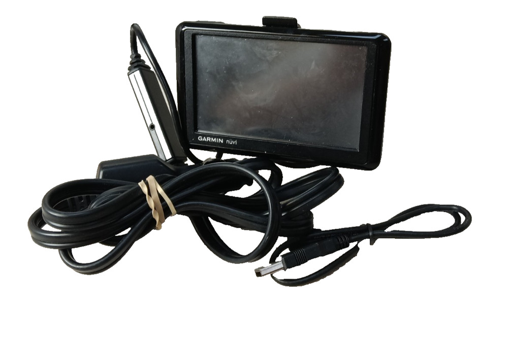 Garmin NUVI 1390T GPS  Navigation System with Charger & Mount bundle