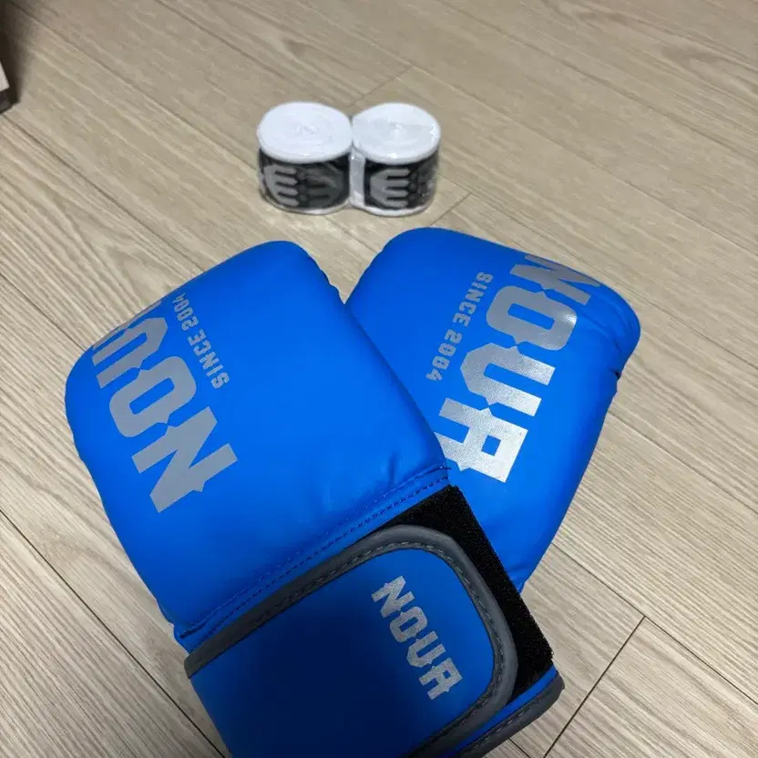 Nova Boxing 433 Boxing Gloves & 991 Hand Wraps Set New