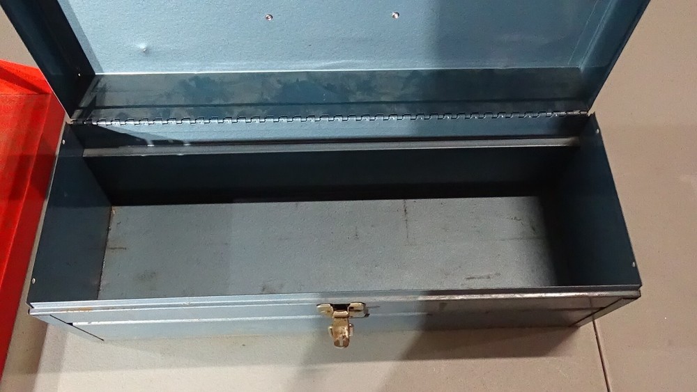 Vintage Sears/Craftsman toolbox with tray.