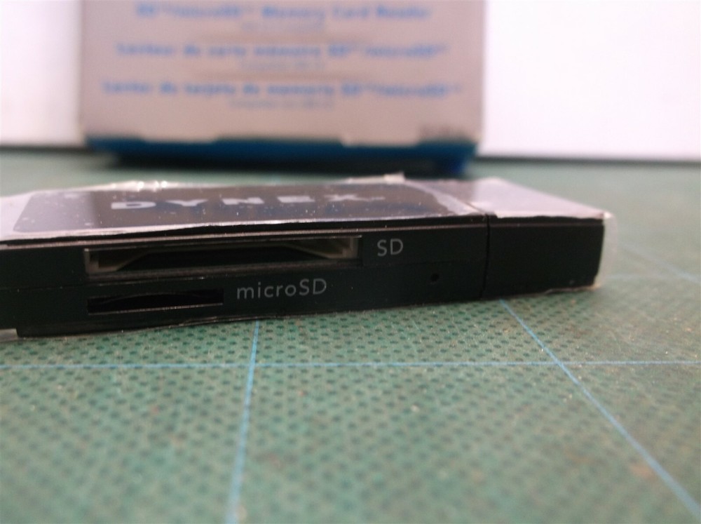 Dynex USB 2.0 2-in-1 Memory Card Reader DX-CR112 dg2