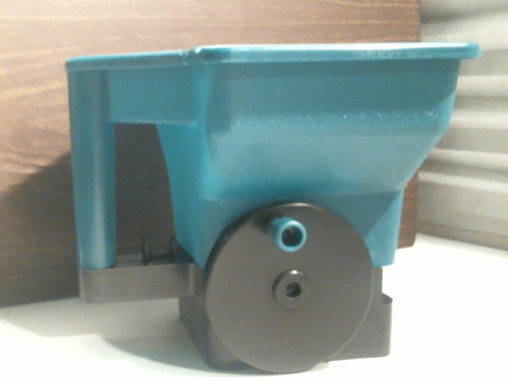 Handheld Fertilizer or Ice Spreader (07032) FS