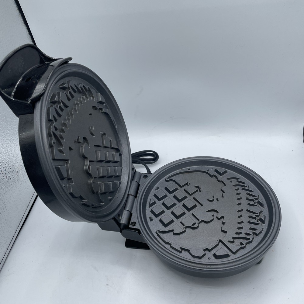 Uncanny Brands Marvel Classic Venom Waffle Maker - TESTED USED