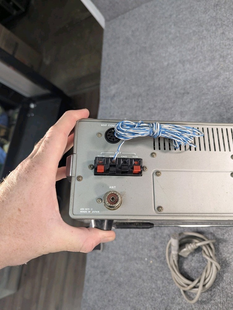 Excellent KENWOOD R-2000 COMMUNICATIONS RECEIVER POWERS ON