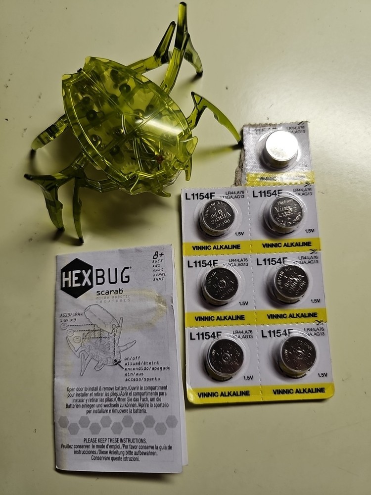 HEXBUG green SCARAB / Micro Robotic Model #1422B + 7 extra batteries
