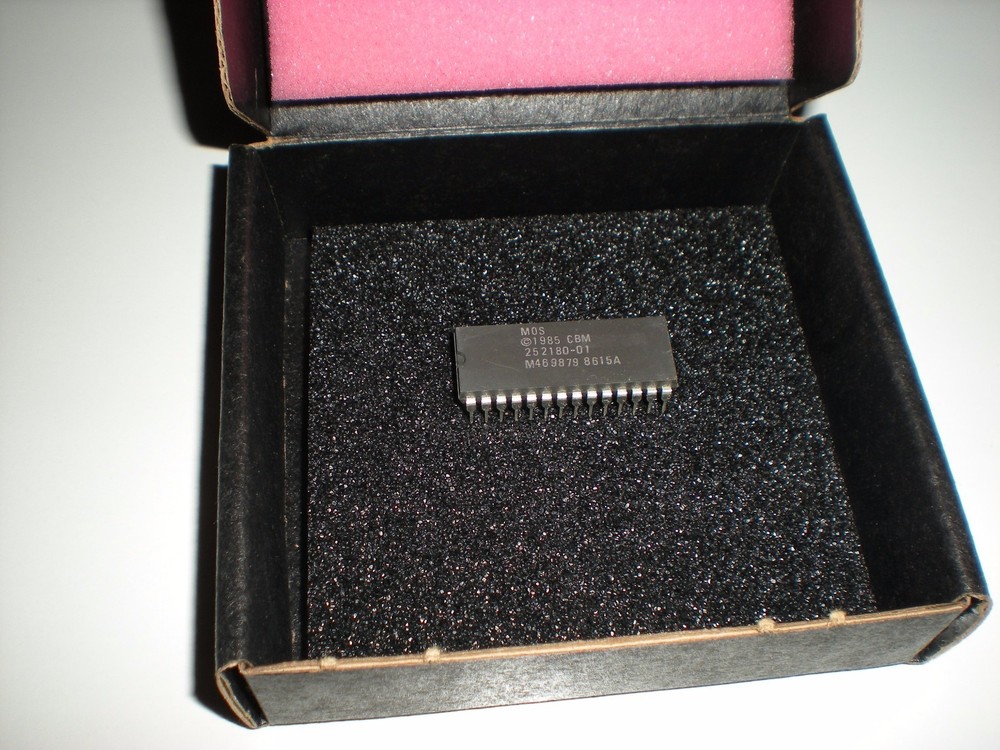 Commodore Amiga MOS 252180-01 IC chip in nice condition