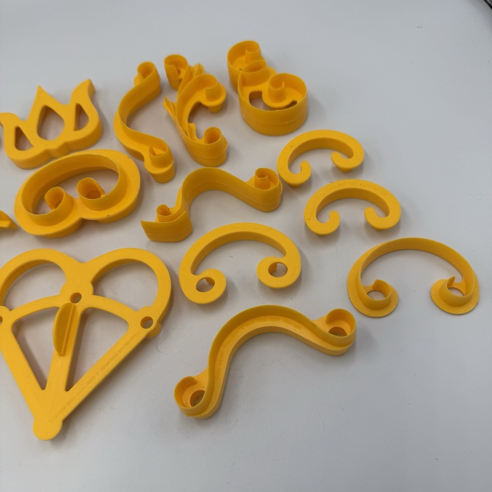 Vtg Yellow Wilton Cake Decorating Tools Pattern Presses (15 Pcs.) 1983