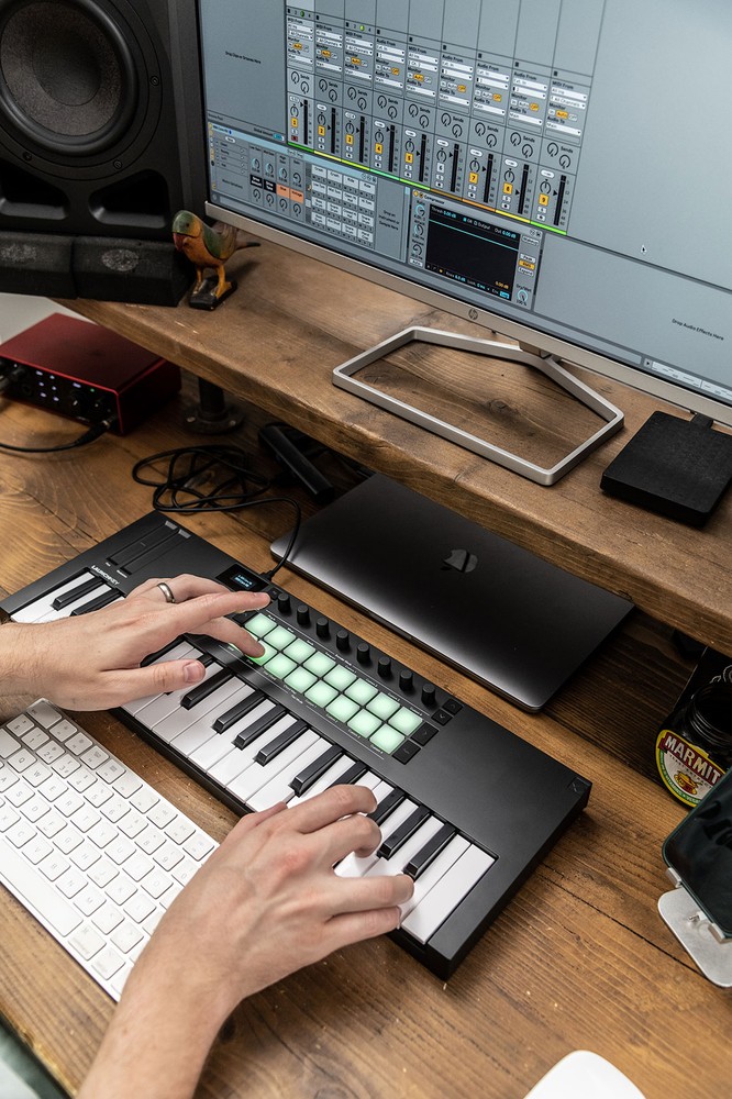 Novation LAUNCHKEY MINI 37 MK4 37-key Ableton Keyboard Controller+Headphones