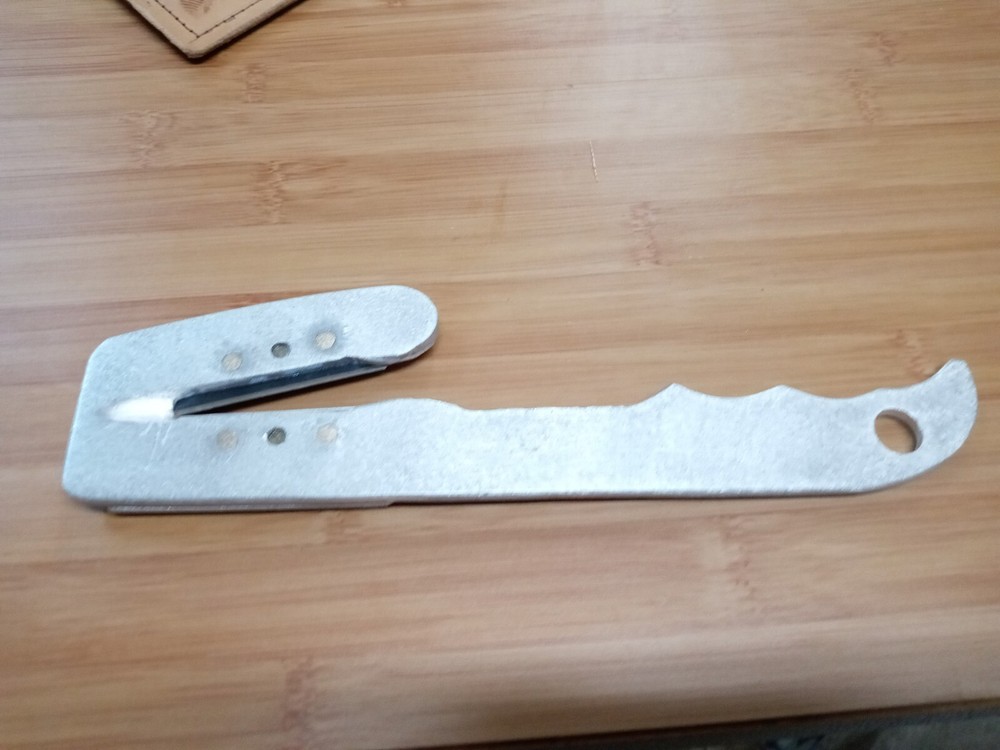 Ear Tag Removal Tool with Right Hand Sheath