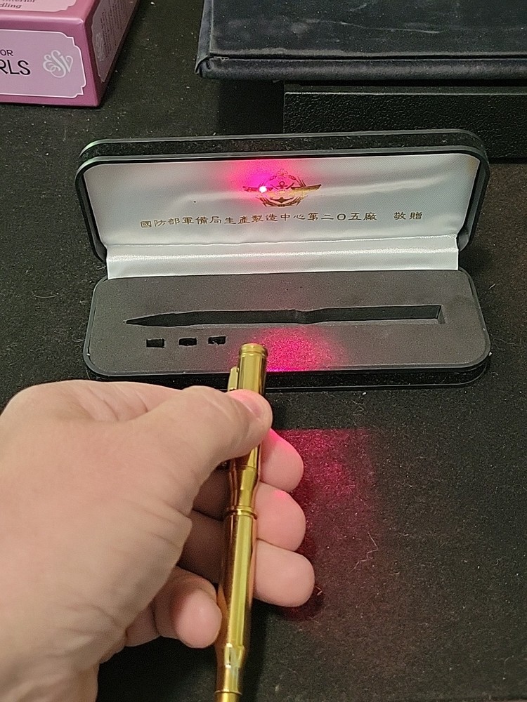 bullet laser plus pointer with pocket clip, works, very stylish